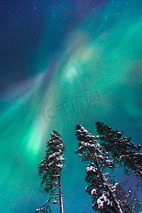 铸铁亚那估计摄影照片_美丽的图画的大规模五彩绿色充满活力的北极光，极光，也知道作为北极光在夜空中拉普兰景观，挪威、 斯堪的那维亚越冬