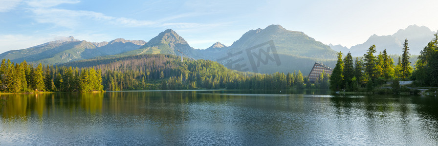 威严的摄影照片_在国家公园高 tatra 山下湖的全景图