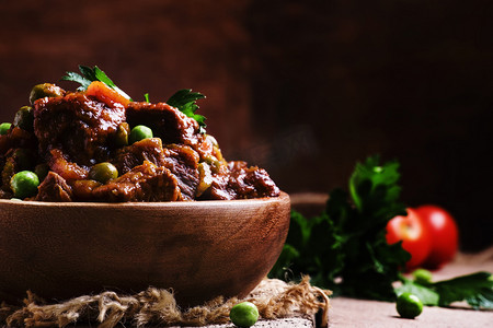 黑椒牛肉味摄影照片_炖牛肉、 胡萝卜、 青豆和西红柿