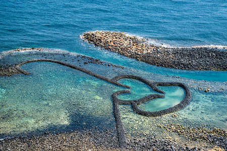 美蓝色摄影照片_双心石潮汐堰在奇美岛, 澎湖地标, 台湾著名风光.