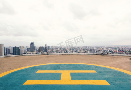 守护一座城摄影照片_直升机停机坪一座摩天大楼的屋顶上