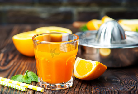 杯子里的橙汁 