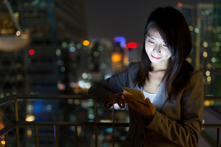 夜间经济摄影照片_女商人在夜间使用手提电话
