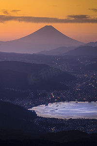 冬季日本风景摄影照片_诹访子湖日出 Takabochi 与空中富士山