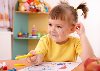 小女孩用水彩笔绘画