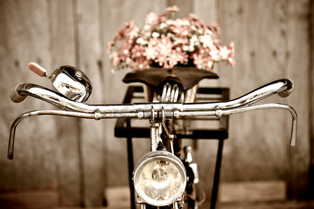 旧自行车和花花瓶