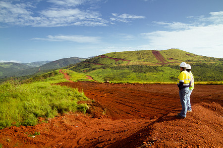 矿业测量山顶在非洲的建筑工人