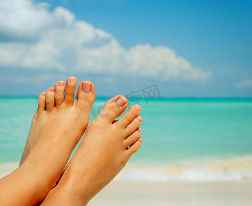 假期的概念。女子赤脚在海面背景