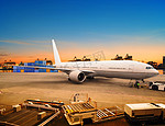 海运和空运货物飞机装载贸易货物在机场骗子