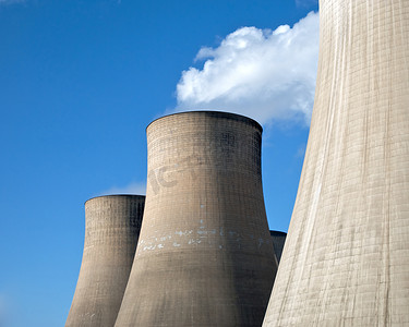 半幅方向盘摄影照片_冷却水塔的煤燃煤发电厂对蓝蓝的天空