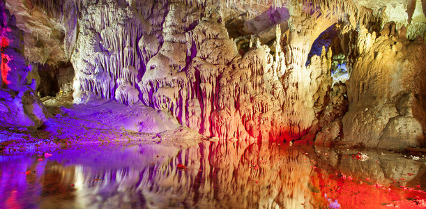 五光十色照明摄影照片_五光十色的灯光洞穴