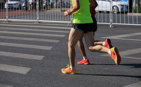 在城市道路上运行的马拉松跑步者腿