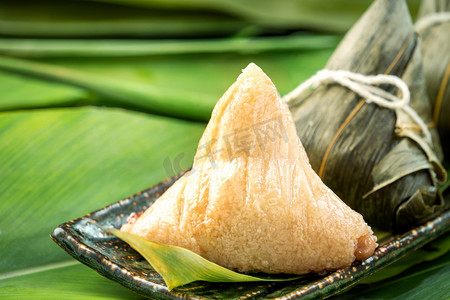 蒸粽子摄影照片_关闭, 复制空间, 著名的中国食品龙舟 (端午节) 节, 蒸粽子金字塔形状的竹叶制成的糯米原料制成的
