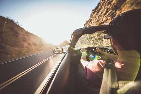 开门卡摄影照片_男子驾驶敞篷汽车在洛杉矶，圣莫尼卡