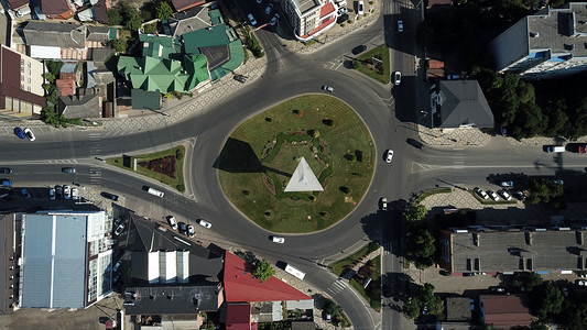 城市道路汽车摄影照片_城市道路从上面 - 现代城市环形交叉路口