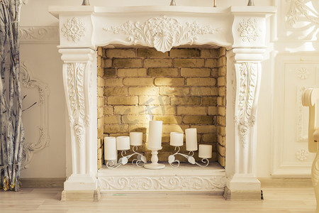 白色古典摄影照片_白色装饰壁炉用蜡烛