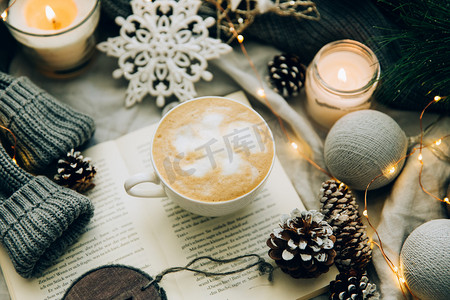 2018周年摄影照片_咖啡杯, 书, 圣诞装饰品和保暖针织毛衣。温馨的冬家早假日。平躺