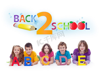 孩子们用字母表字母-回学校概念
