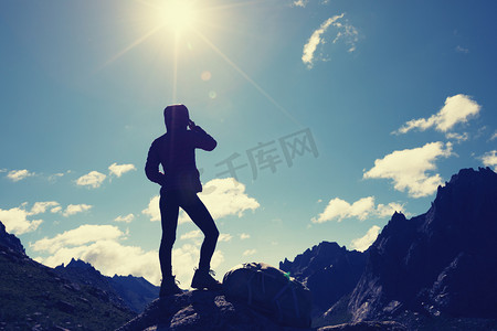 登山运动摄影照片_日出山顶女子徒步旅行剪影