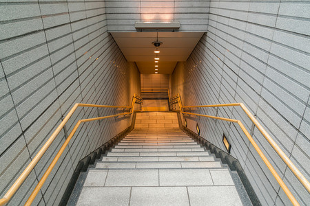 楼梯位于地下大厅或地铁, 低光速快门