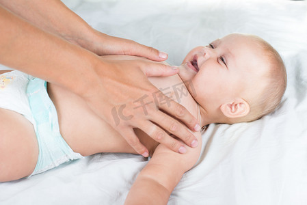 妈妈陪宝宝摄影照片_婴儿保健按摩母亲按摩婴儿腹部