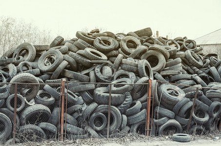 轮胎利用摄影照片_旧旧旧旧损坏的汽车轮胎在垃圾场
