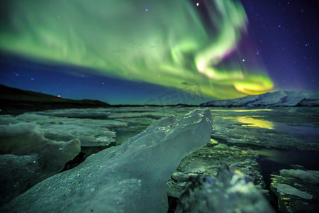 在冰川泻湖 Jokulsarlon 在冰岛极光.