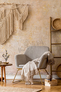东方客厅的室内设计，配有现代扶手椅、黄褐色、木制梯子、格子花、装饰品和雅致的个人配饰，家居装饰时尚。Wabi sabi墙.