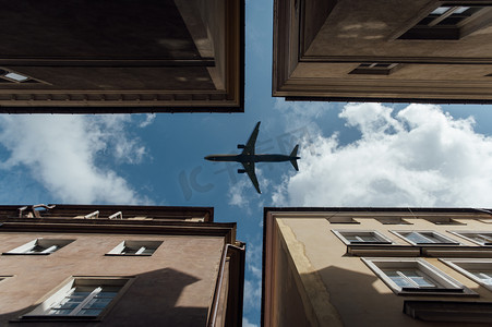 客机飞越住宅的屋顶，低空飞行，运输