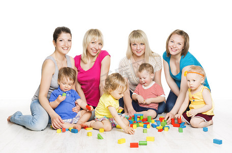 eva积木摄影照片_儿童组与母亲玩积木。孩子们早期的发展。婴儿活动游戏，在白色的背景分离