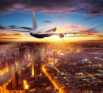 组织架构鼎摄影照片_在迪拜市上空飞行的商业飞机