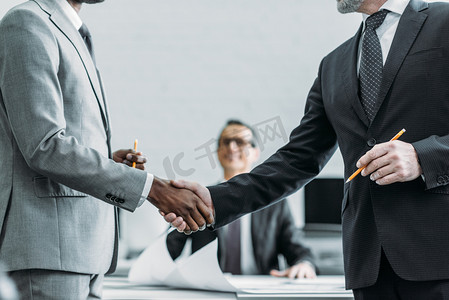 企业商业人物办公室合作握手