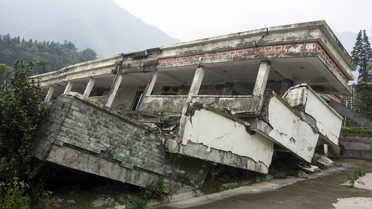 汶川地震海报摄影照片_  汶川大地震的损坏建筑物