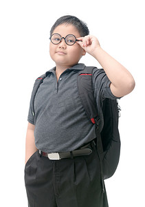 戴眼镜学生摄影照片_肥胖的亚洲学生戴着带书包的眼镜, 在白色背景下被隔离, 回到学校概念