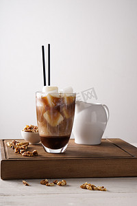 木板上一杯美味的冷咖啡
