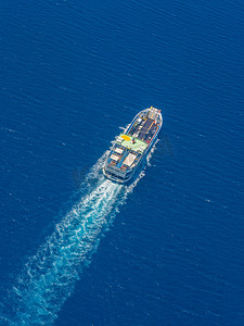 渡船于开放的水域，在希腊的鸟瞰图