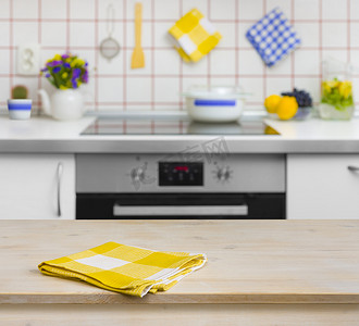 木桌和黄色餐巾布上厨房背景