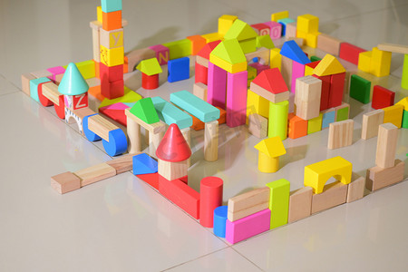 儿童在家中玩耍学习发展的木制玩具建镇