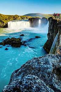 风景如画的山瀑布和传统性质的冰岛.