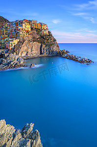 manarola、 岩石和海上日落时。意大利五渔村渔村园