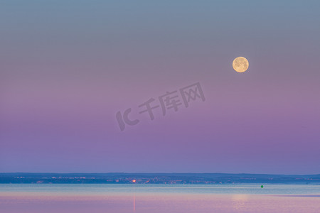 海面背景摄影照片_海面减弱。月亮湾.