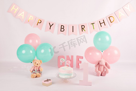 生日氣球派對摄影照片_生日1年蛋糕粉碎装饰