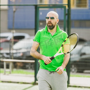 夏天摄影照片_男人打网球户外