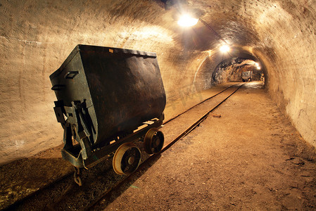 逃生演习摄影照片_地下火车在我的车在金、 银和铜矿山