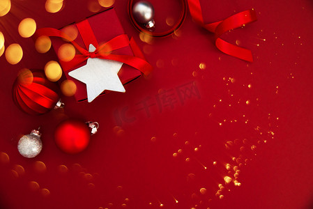 新年活动邀请函摄影照片_圣诞快乐, 节日快乐贺卡, 框架, 横幅。新的一年。圣诞节红色手工礼物, 红色背景顶视图上的礼物。寒假主题。扁平.