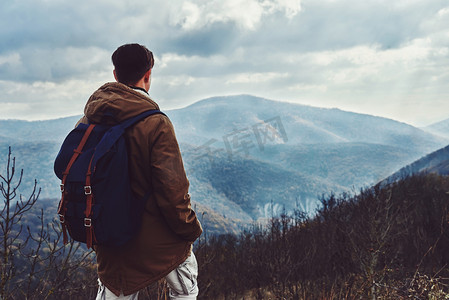 人与风景摄影照片_在山的背包徒步旅行者人