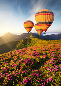 2投票摄影照片_夏季时, 山上的空气气球。冒险的概念和想法