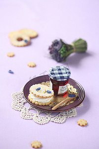 Sandwich Cookie with Cream Cheese and Violet Filling