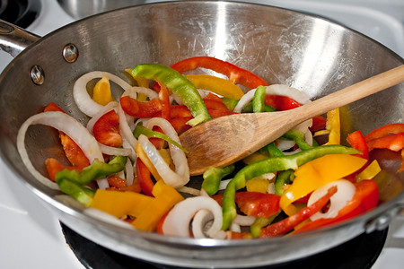 在锅中搅拌油炸蔬菜