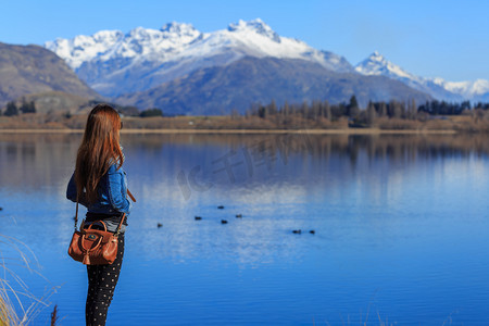 时尚背景景摄影照片_年轻的成年女性享受湖景房